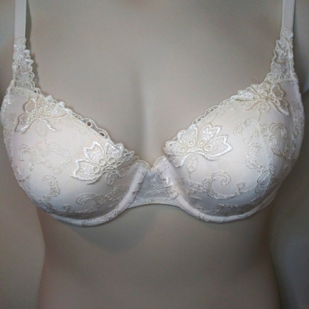 Vanity Fair Ivory Lace Covered Bra - Picture 2 of 7